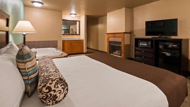 Standard, King Bed, Jetted Tub, Best Western Plus Bayshore Inn 7/9