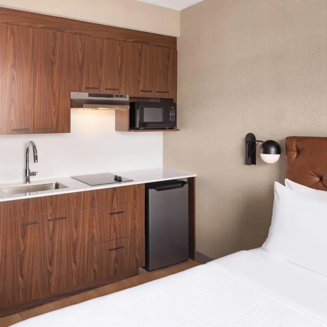 Deluxe, King Bed, Water View، Four Points by Sheraton Penticton at the Convention Centre 4/5