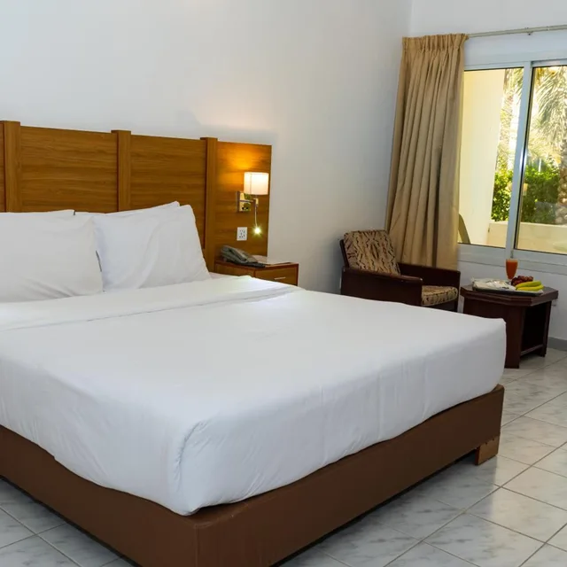 غرفة بسرير كينج بإطلالة على الحديقة، Fujairah Hotel and Resort 1/2