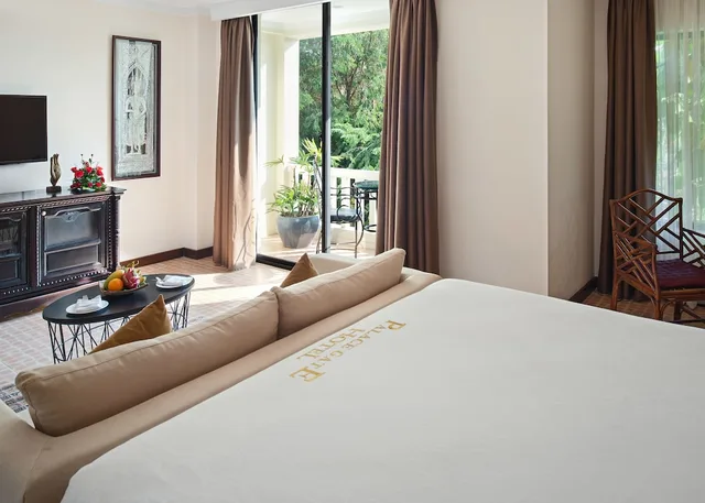 جناح ملكي بسرير مزدوج بإطلالة على المسبح بشرفة، Palace Gate Hotel & Resort By EHM 1/4