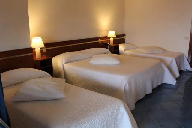 غرفة رباعية بإطلالة على البحر، Hotel Puntaquattroventi 1/7