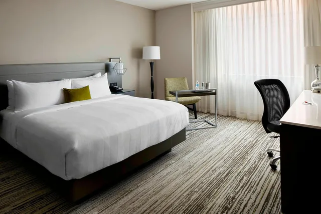 غرفة بسرير كينج بحوض استحمام لذوي الإعاقة، Columbus Marriott Northwest 2/10