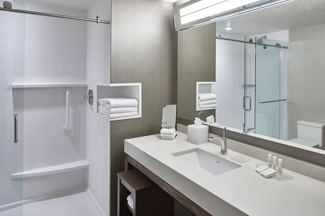 غرفة بسرير مزدوج، Courtyard By Marriott Minneapolis West 5/6