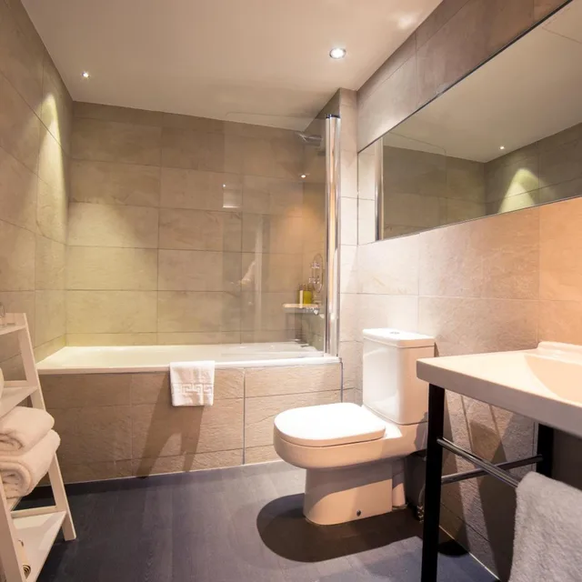 جناح جونيور، Grey Street Hotel 7/9