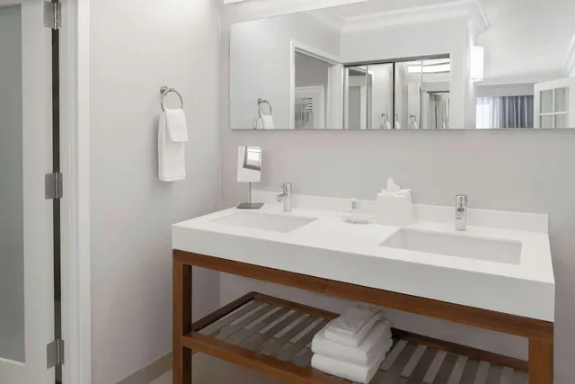 جناح بسرير كينج بغرفة نوم واحدة مع أريكة لذوي الإعاقة، Courtyard By Marriott Palo Alto Los Altos 5/6