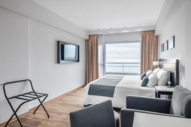 غرفة بسرير كوين بإطلالة على البحر بشرفة، Dazzler By Wyndham Puerto Madryn 5/8