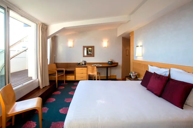 غرفة كومفورت بسرير كوين بإطلالة على المدينة، HOTEL DE NORMANDIE 2/4