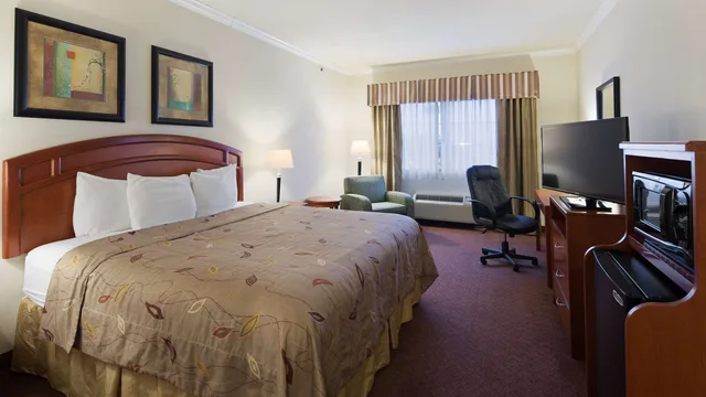غرفة بسرير كينج، Best Western Cleveland Inn & Suites 1/2