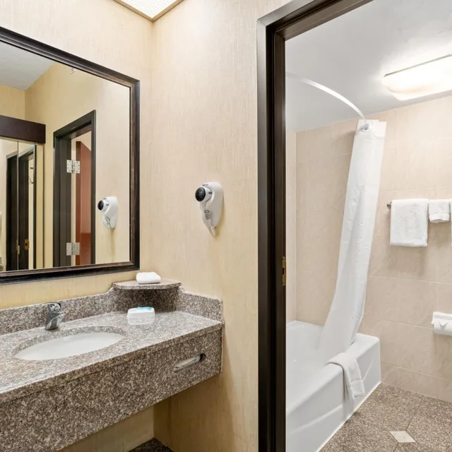 جناح بسريرين كوين مع أريكة، Prado Hotel 2/2