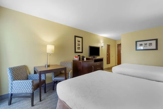 Standard, 2 Queen Beds, Golf Course View, Balcony، Best Western Plus Plaza by the Green 4/8