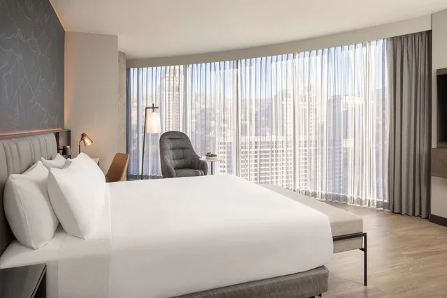 Room, King Bed, Corner, Hyatt Regency Salt Lake City 2/4