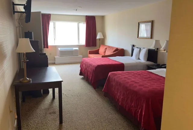 Suite, 1 King and 2 Double Beds, Ramada by Wyndham Seekonk Providence Area 3/3