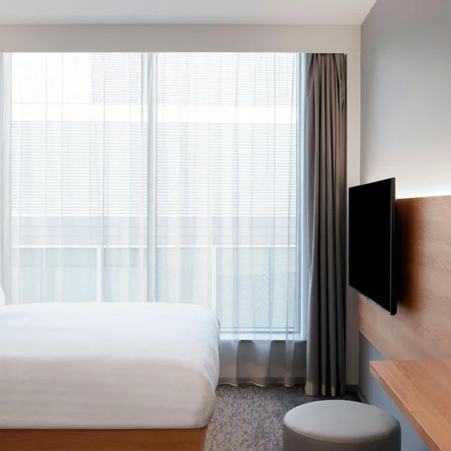 Moxy Sleeper, Guest Room, King Bed، Moxy Manchester City 5/7