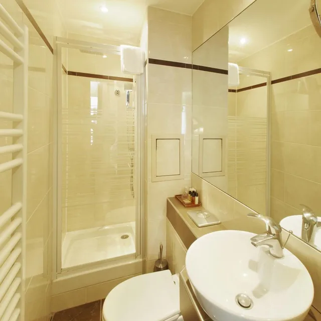 غرفة ثلاثية، Hotel Poussin 3/5