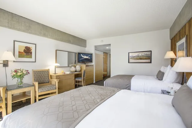 غرفة قياسية بسريرين كوين بإطلالة على الجبل، Lodge At Snowbird 1/2