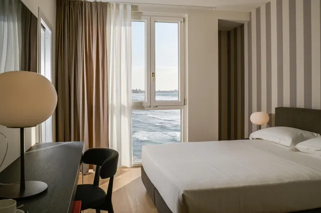 غرفة بسرير مزدوج أو سريرين منفصلين مع سرير إضافي، Hotel Punta Tipa 6/10