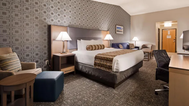 غرفة بسرير كينج مع أريكة، Best Western Plus Las Vegas West 1/5