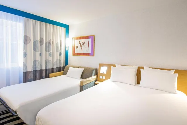 غرفة ثلاثية، B&B Hotel Lyon Nord 4 Stars 1/4
