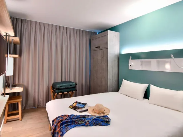 Room, 1 Double and 1 Single Bed, ibis budget Saint Nazaire Centre Gare 1/2