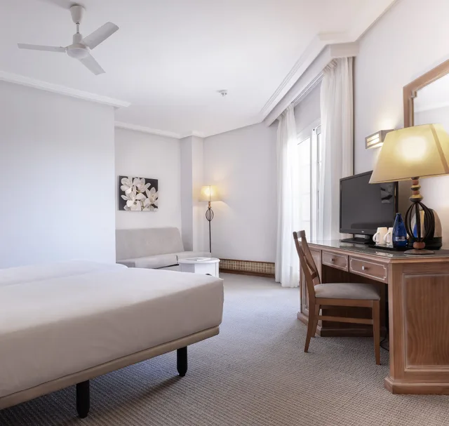 غرفة عائلية بسرير كوين بإطلالة على البحر مع أريكة، Melia Atlantico Isla Canela 3/6