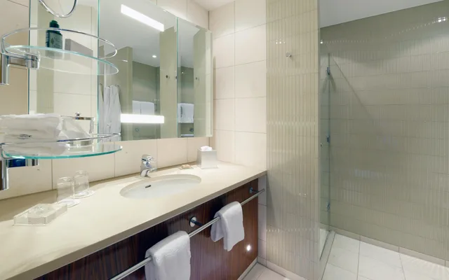 غرفة بريميوم بسرير مزدوج أو سريرين منفصلين، Vignette Collection Canary Riverside Plaza London by IHG 2/3