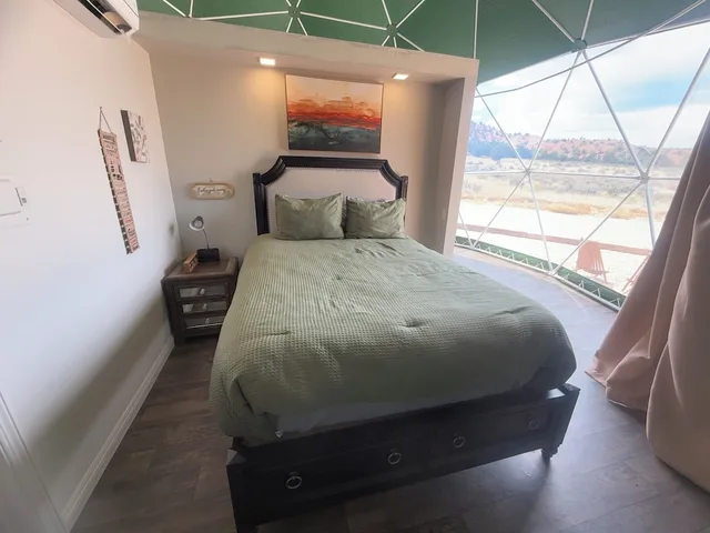 Luxury, Queen Bed, Sofa, Dome 8, Bryce Glamp And Camp 1/2