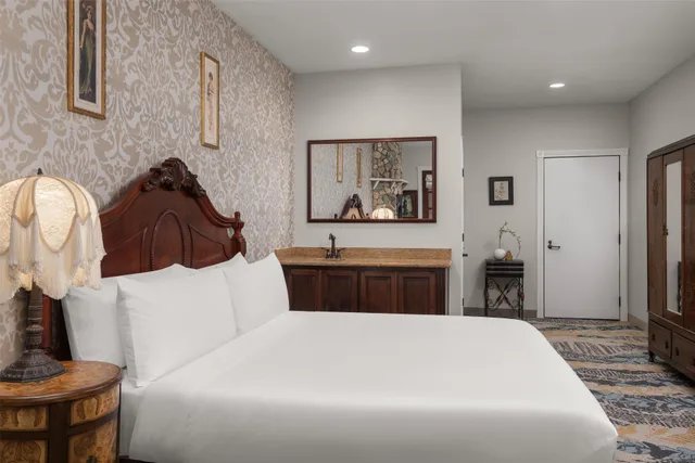 Honeymoon, Suite, King Bed, City or Jetted Tub، National Hotel Jackson, Tapestry Collection by Hilton 2/4