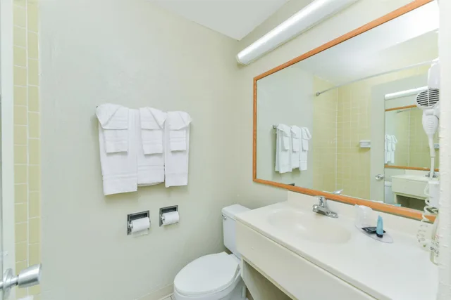 غرفة بسريرين مزدوجين بشرفة، Americas Best Value Inn Sarasota Downtown 4/4