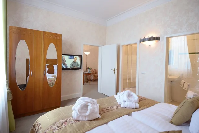 Suite, Convertible Double Bed, Living Area، Das Palmenwald Schwarzwaldhof, BW Signature Collection 5/5