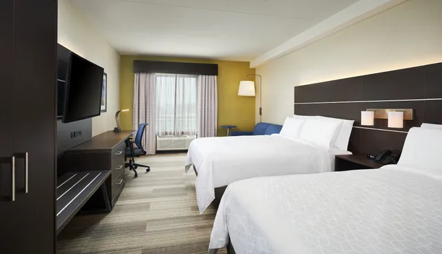 غرفة بسريرين كوين مع أريكة، Holiday Inn Express & Suites Windsor East – Lakeshore, an IHG Hotel 1/4