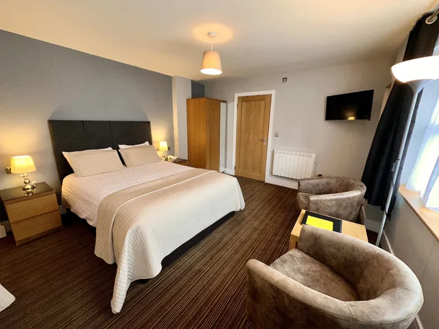 Executive, Twin Beds, 1 King and 1 Single Beds, Spilman Hotel 2/10