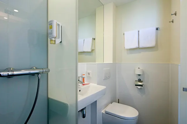 غرفة عائلية رباعية، easyHotel Maastricht City Center 3/3