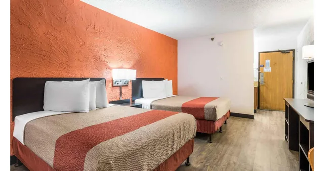 Room, Quadruple, 2 Double Beds, Motel6 Elk Grove Village, IL 2/4