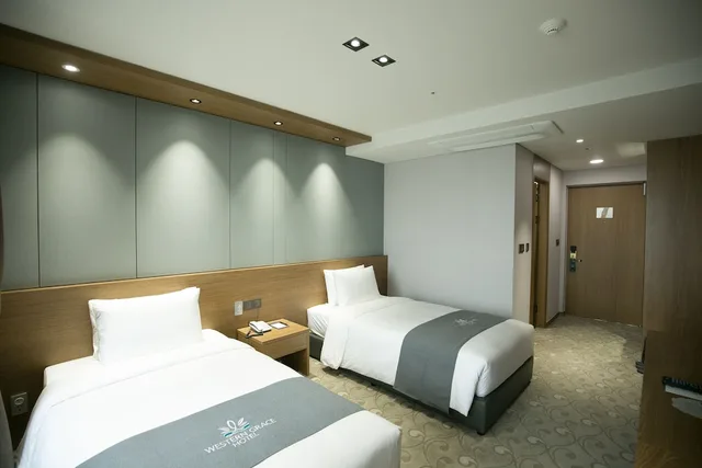 غرفة قياسية بسريرين منفصلين بإطلالة على البحر، Western Grace Hotel 2/5