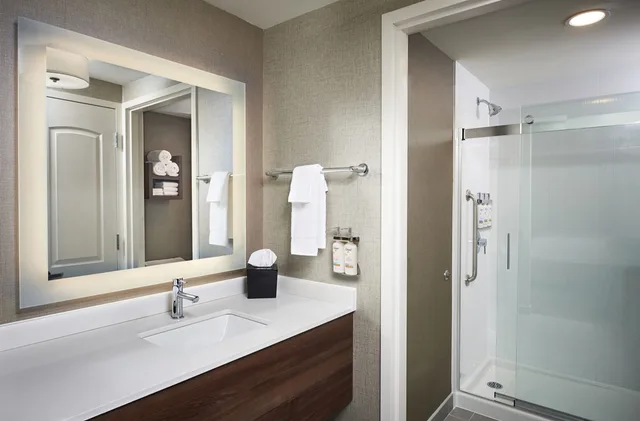 جناح بسرير كينج بغرفة نوم واحدة، STAYBRIDGE SUITES NIAGARA-ON-THE-LAKE 1/3