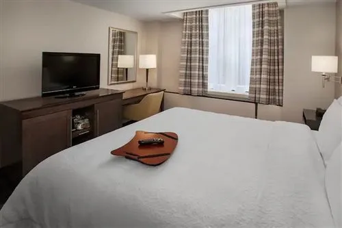 غرفة بسرير كينج، Hampton Inn and Suites Milwaukee Downtown 1/1