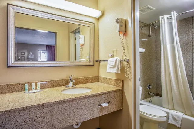 غرفة قياسية بسرير كوين، Quality Inn Bowling Green South 10/10