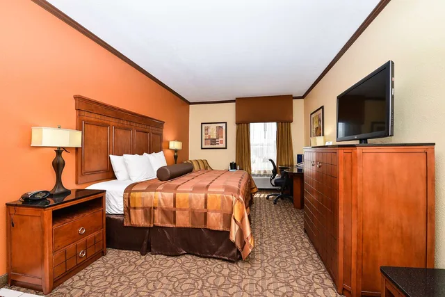 غرفة بسرير كينج، Best Western Plus Midwest Inn and Suites 1/1