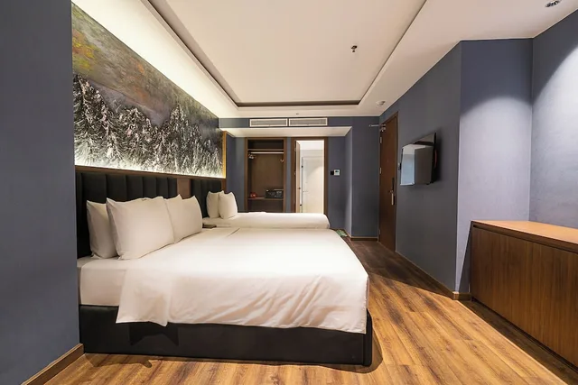 غرفة بريميير ثلاثية بسرير كوين وسرير فردي بإطلالة على المدينة بحوض استحمام، Nicecy Hotel Suites Spa 1/10