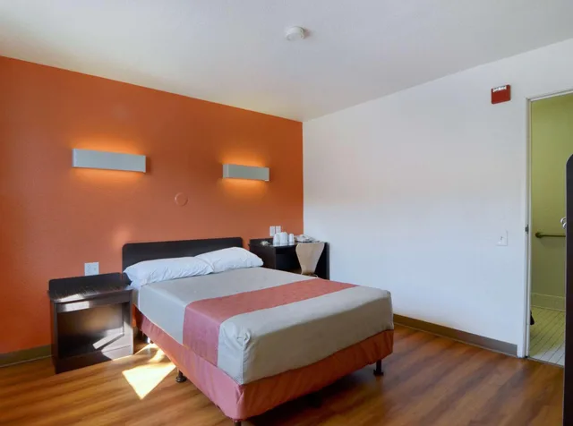 1 Queen Bed - Hearing Accessible Micfridge، Motel6 Owensboro, KY 2/10