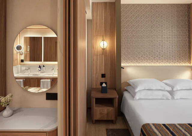 Deluxe, Double or Twin Bed, Lateral Side Sea View، Olympic Lagoon Resort Paphos 6/10