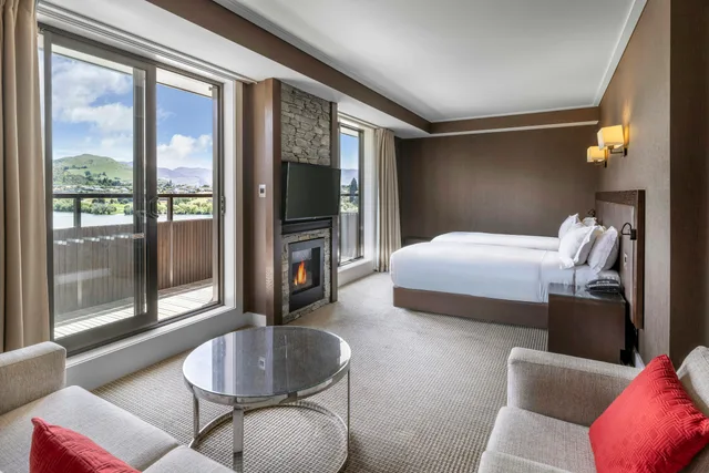 Deluxe, Twin Beds, Lake View, Hilton Queenstown Resort and Spa 1/5