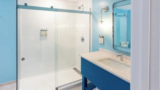 غرفة قياسية بسرير كينج بغرفة نوم واحدة مع أريكة، Holiday Inn Club Vacations Myrtle Beach Oceanfront 4/7