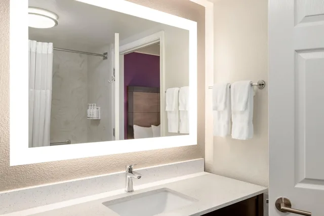 غرفة بسريرين مزدوجين، La Quinta Inn & Suites by Wyndham Arlington North 6 Flags Dr 5/9