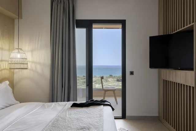 غرفة ديلوكس بسرير كوين بإطلالة على البحر بشرفة مع أريكة، The Nest Resort 2/4
