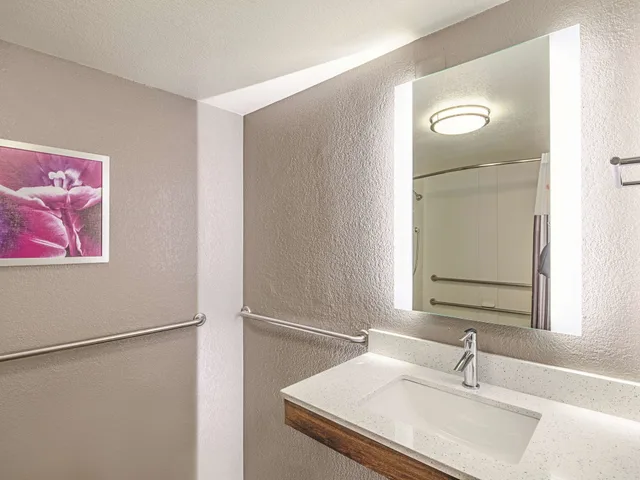 غرفة بسرير كينج لذوي الإعاقة، La Quinta Inn & Suites by Wyndham Austin Airport 4/4