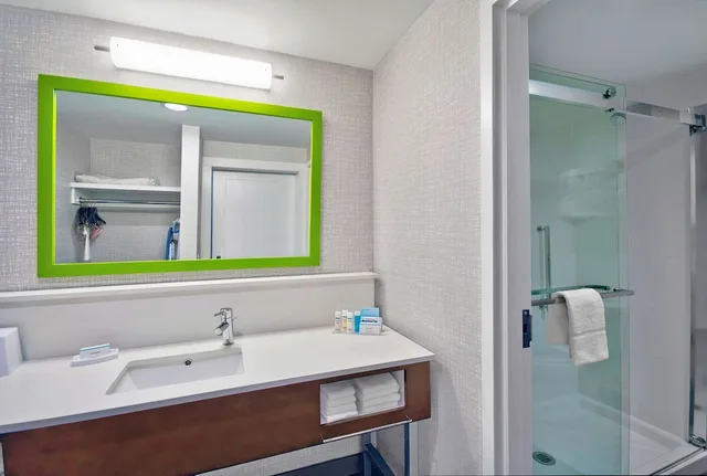 جناح بسرير كينج مع أريكة، Hampton Inn Abingdon 2/2