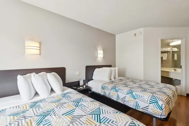 2 Full Beds - Non-Smoking, Micfridge، Motel6 Milan, OH - Sandusky 2/3