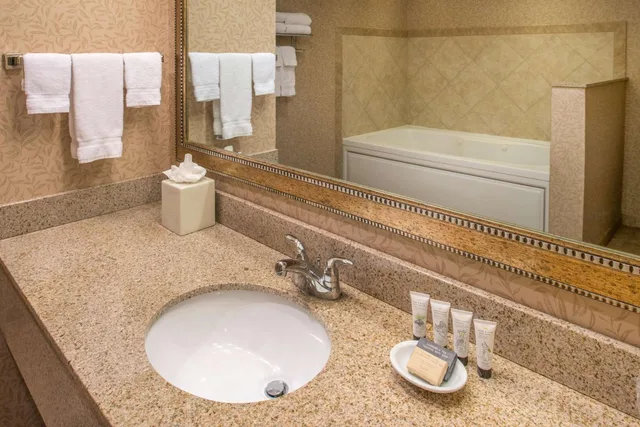 غرفة سوبيريور بسريرين كوين، Red Lion Hotel Pasco Airport & Conference Center 5/5