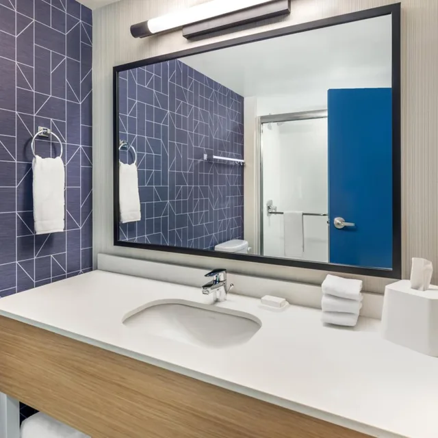 غرفة بسرير كينج وسريرين كوين، Spark by Hilton Seattle Airport 7/10